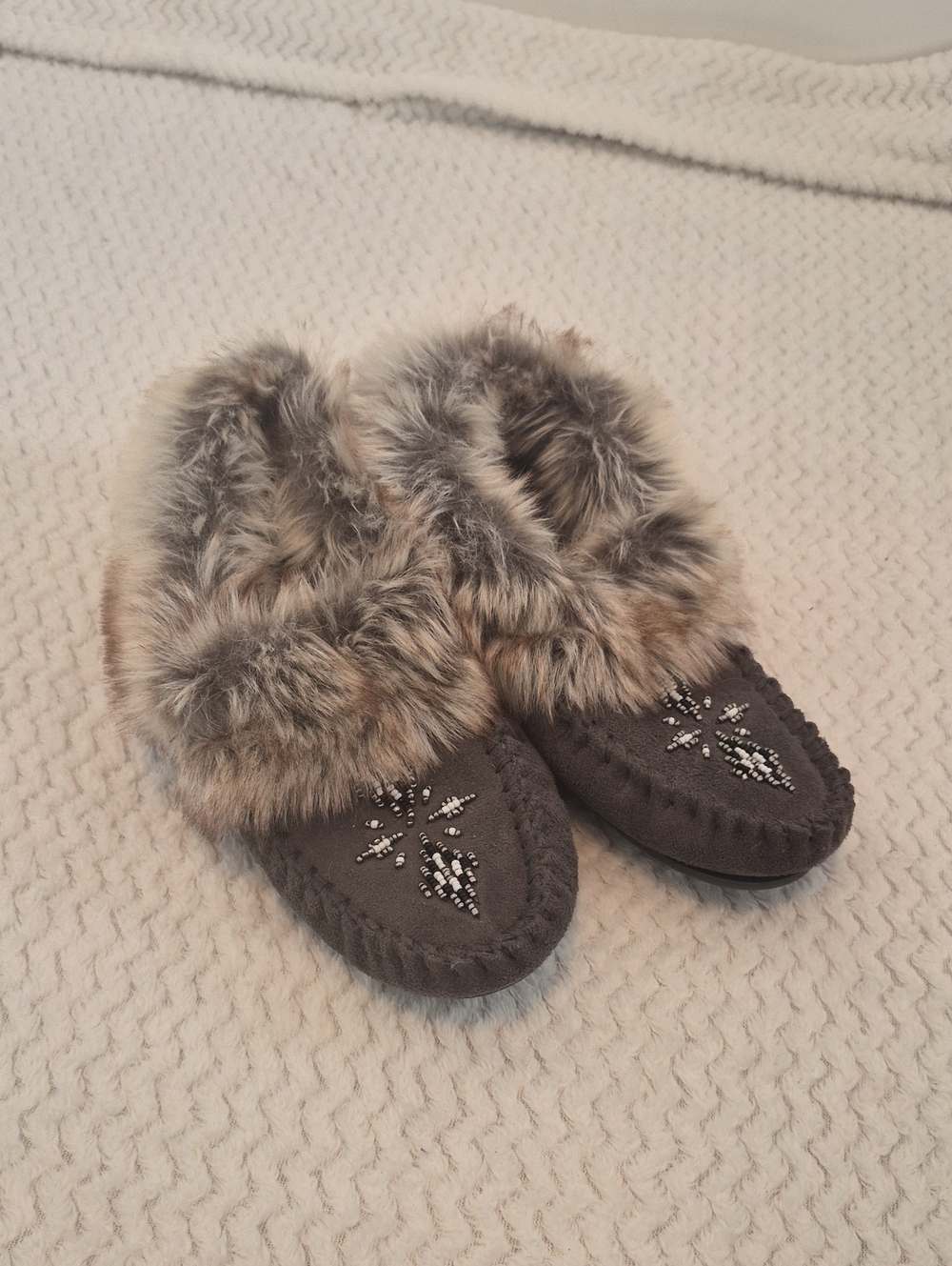 Faux Fur-Trimmed Gray Women's Moccasin Slippers with Beaded Accent